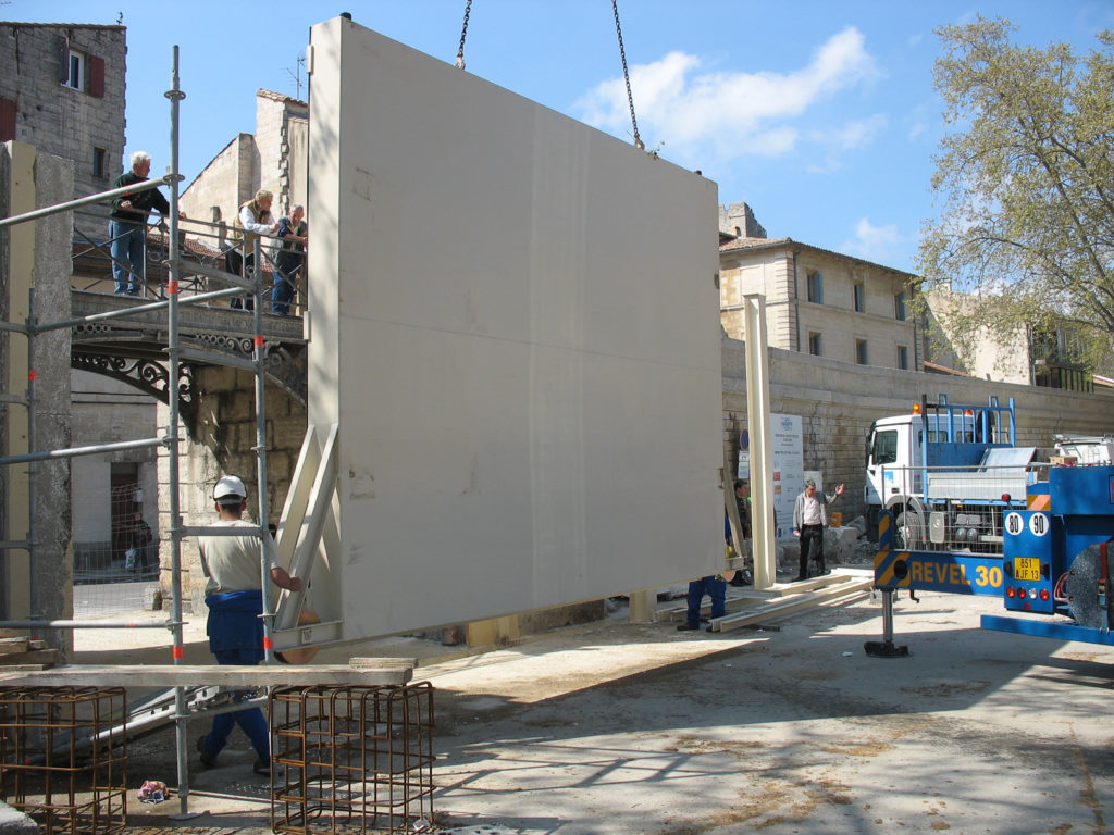 Porte de Beaucaire en cours d'installation