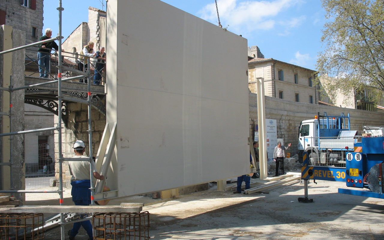 Porte de Beaucaire en cours d'installation