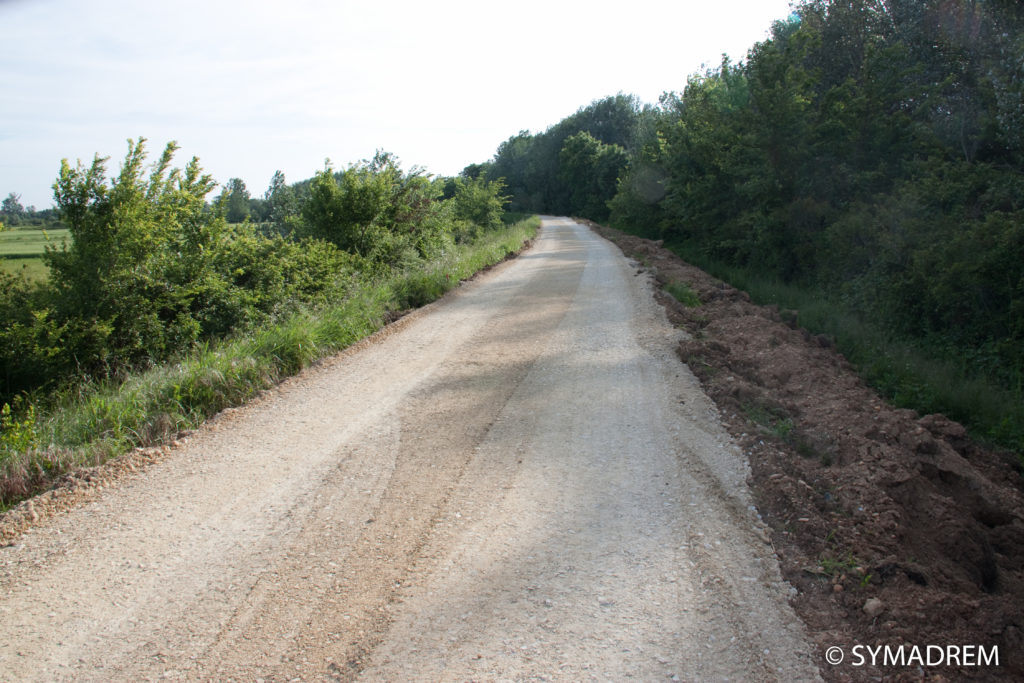 Crête de digue après travaux de carrossabilité