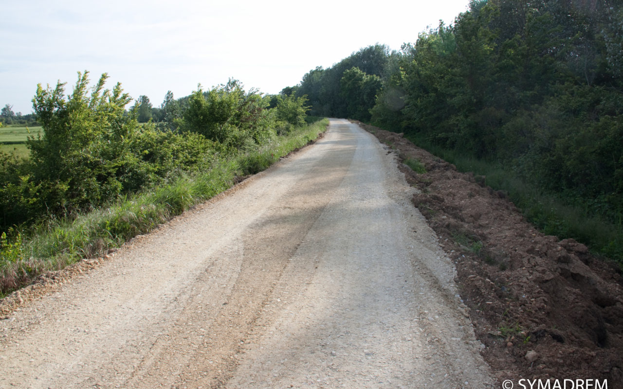 Crête de digue après travaux de carrossabilité