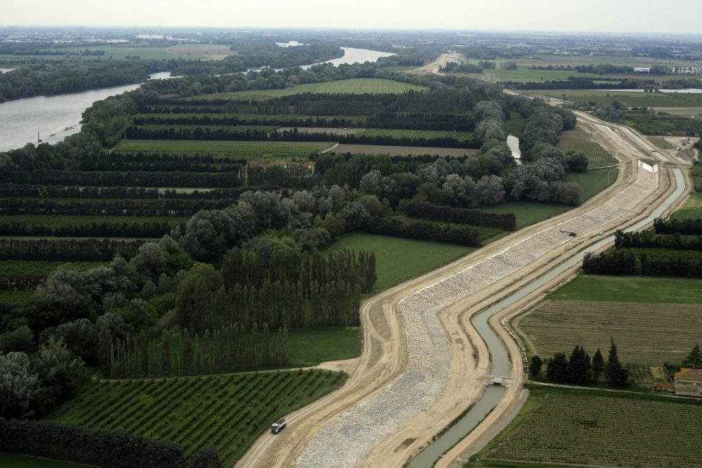 Chantier digue Beaucaire/Fourques