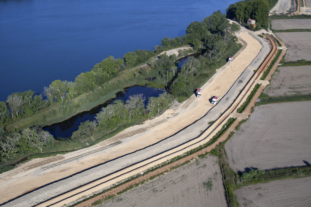 Construction de la digue Sud d'Arles en recul du fleuve et de l'ancienne digue
