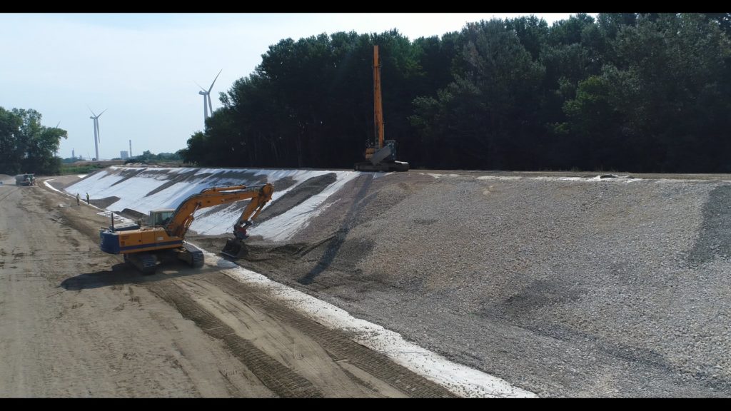 Digue Beaucaire-Fourques pose de graviers