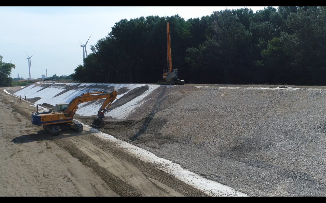 Digue Beaucaire-Fourques pose de graviers