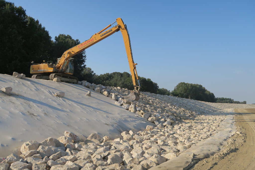 Digue Beaucaire-Fourques pose des enrochements