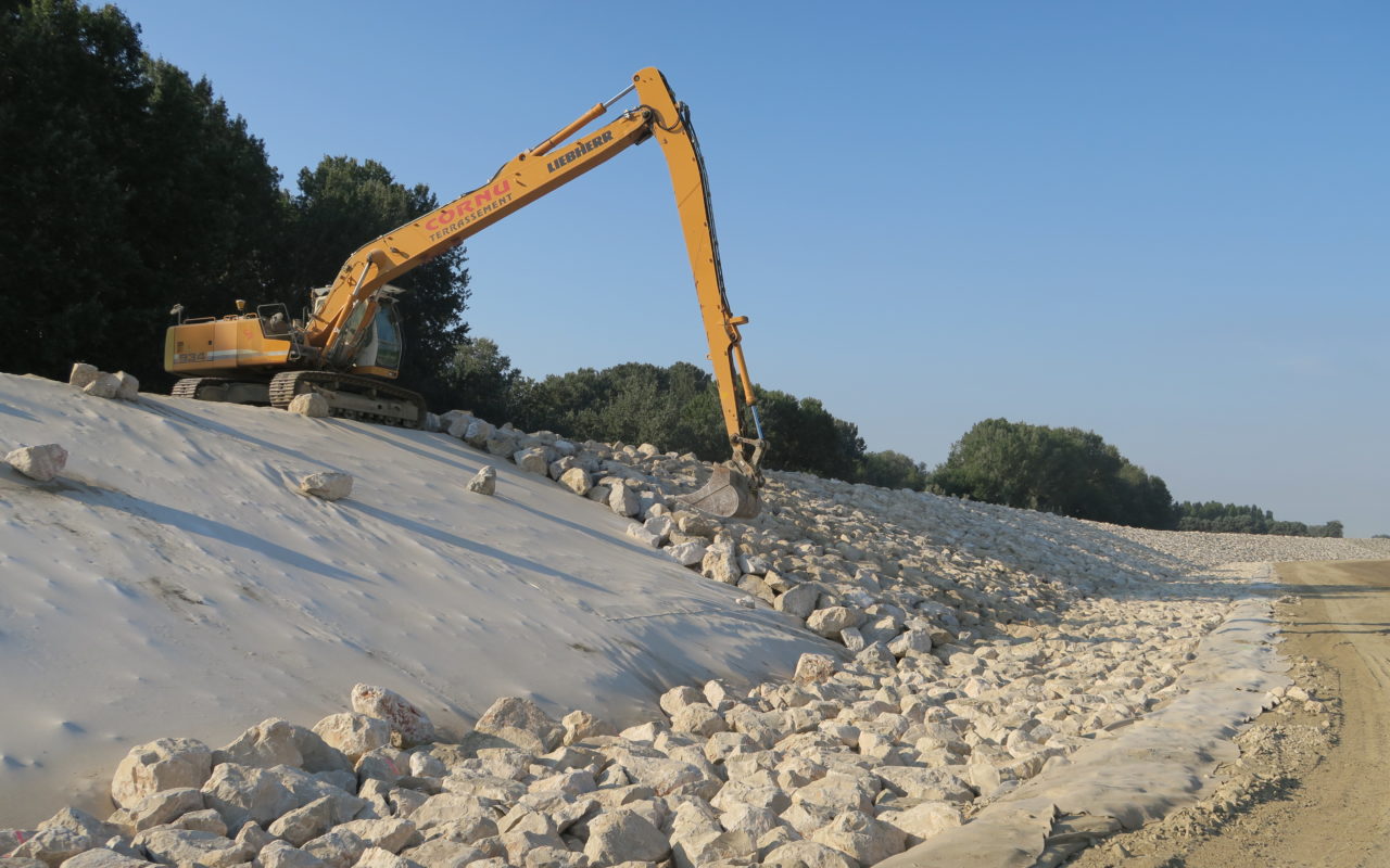 Digue Beaucaire-Fourques pose des enrochements