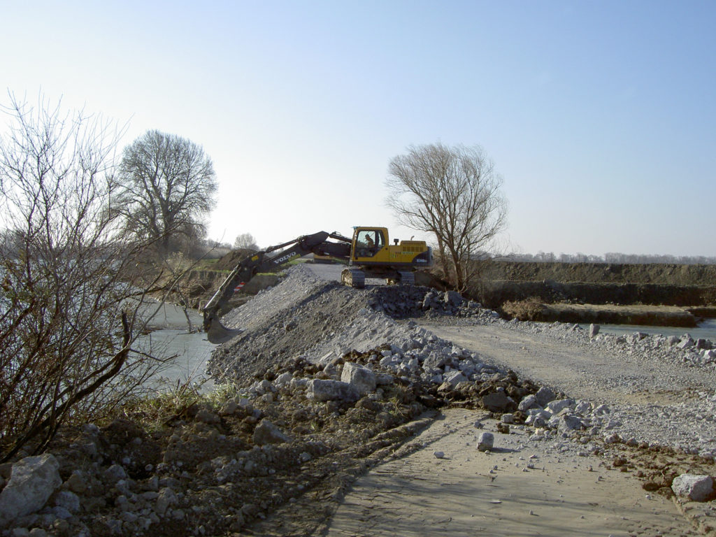 Travaux d'urgence lors de la crue de 2003 dans le Gard