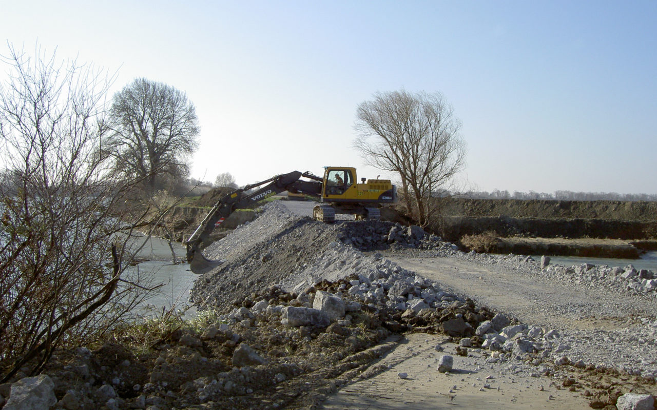 Travaux d'urgence lors de la crue de 2003 dans le Gard