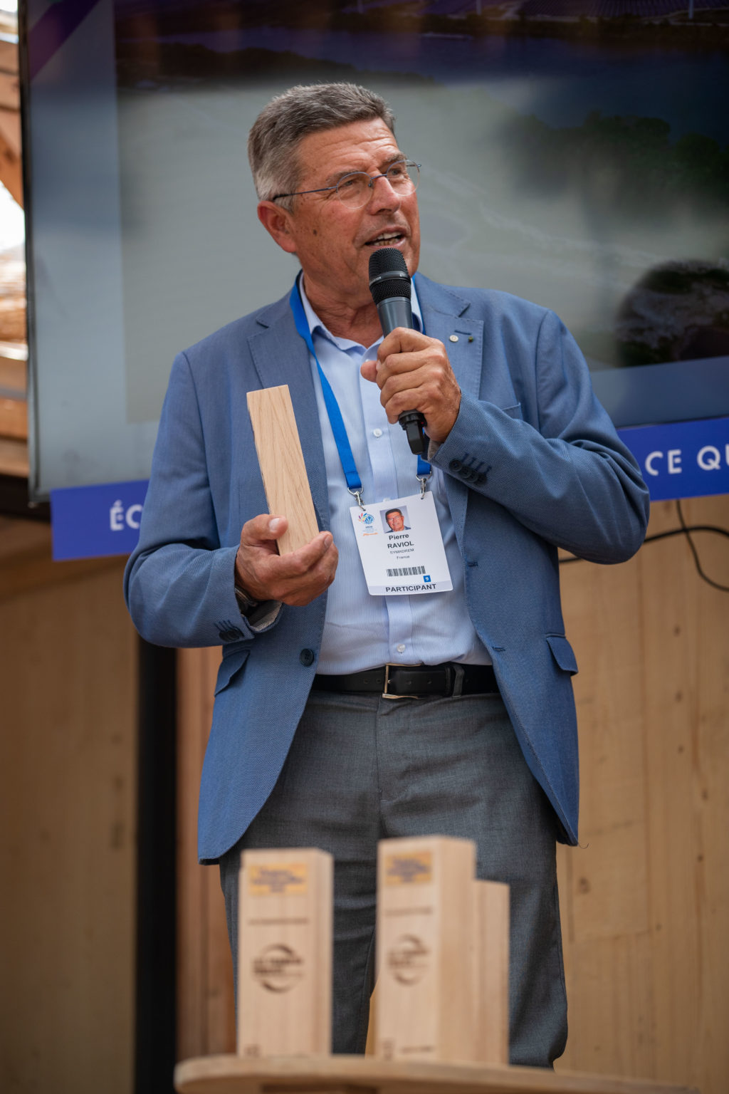 Monsieur Raviol, président du Symadrem ayant reçu le prix de la transition écologique pour la lône créée entre Tarascon et Arles