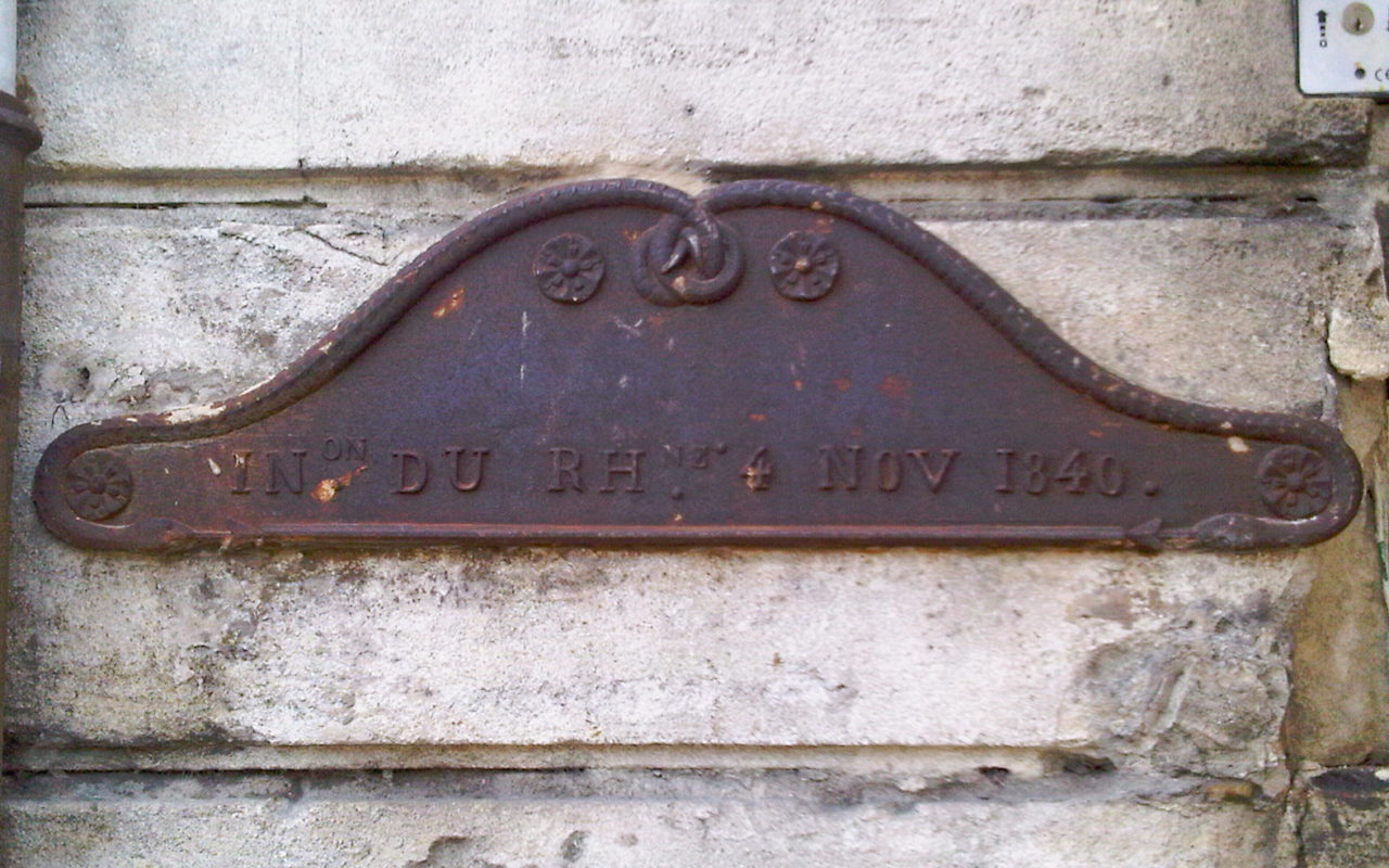 Repère de crue du Rhône du 4 novembre 1840 à Arles