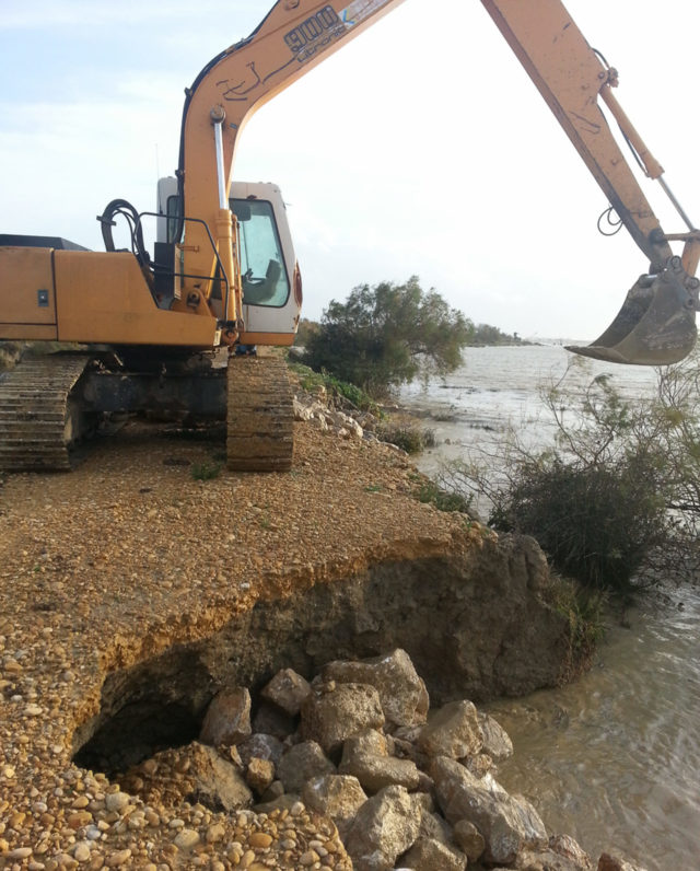 Travaux sur la digue à la mer aux Saintes-Maries-de-la-mer