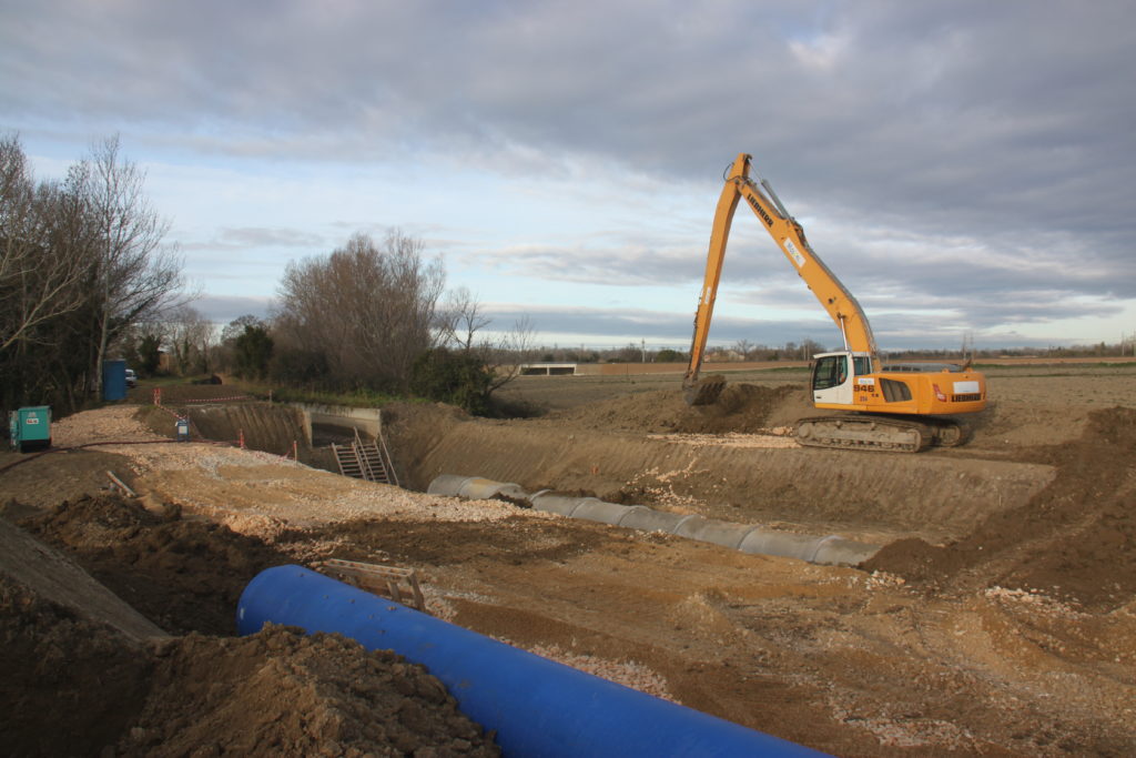 Pose des canalisations du siphon du canal des alpines