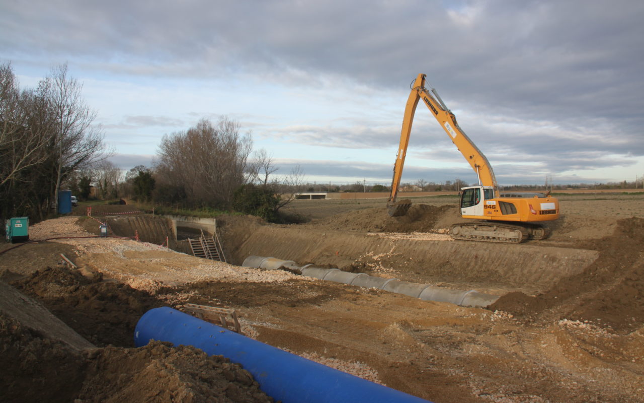 Pose des canalisations du siphon du canal des alpines