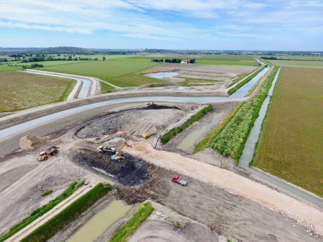 Déviation du canal du Vigueirat avant construction du siphon