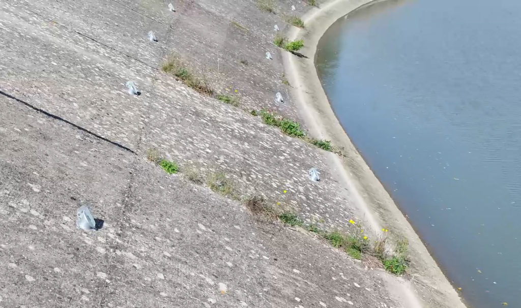 Partie avale inclinée du déversoir de Boulbon où ont été installées des soupapes