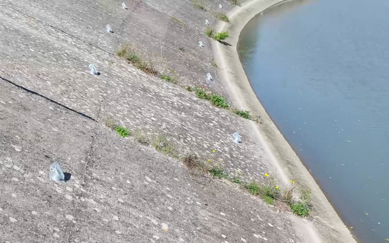 Partie avale inclinée du déversoir de Boulbon où ont été installées des soupapes