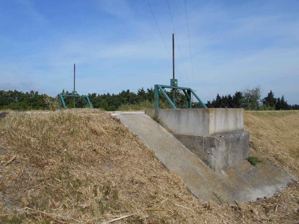 Ouvrage hydraulique traversant - grand Rhône droit