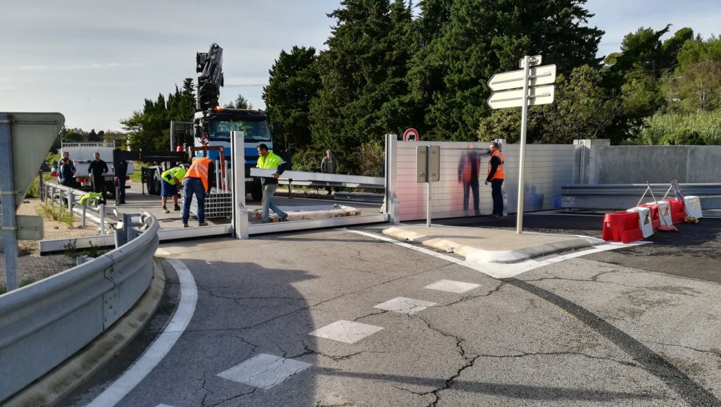 Montage des batardeaux en cours par l'équipe municipale de Beaucaire