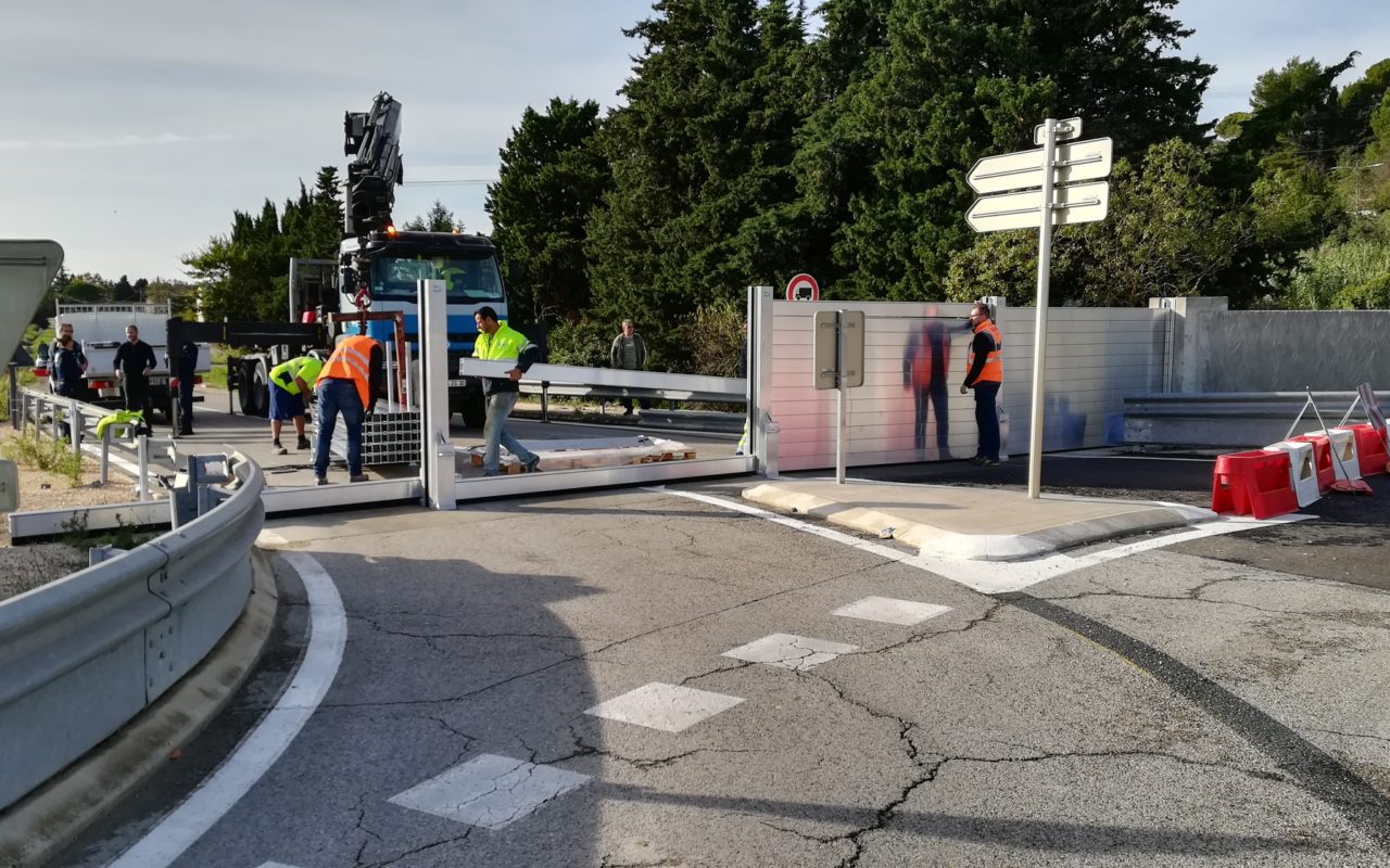 Montage des batardeaux en cours par l'équipe municipale de Beaucaire