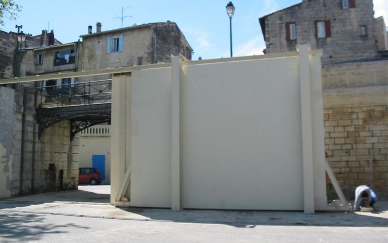 Porte métallique de Beaucaire installée