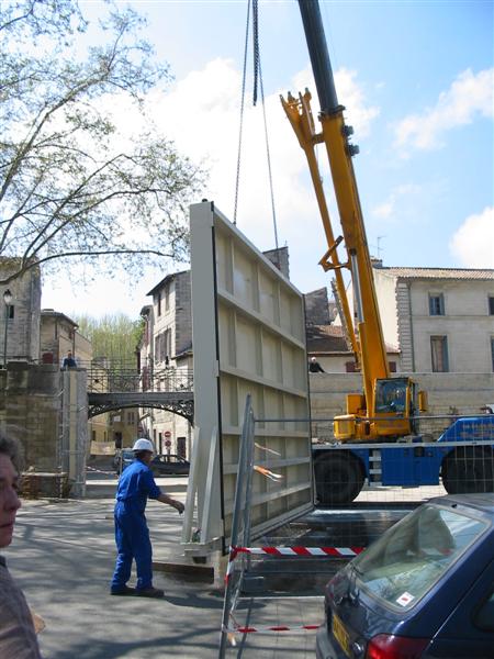 Installation en cours de la porte de Beaucaire