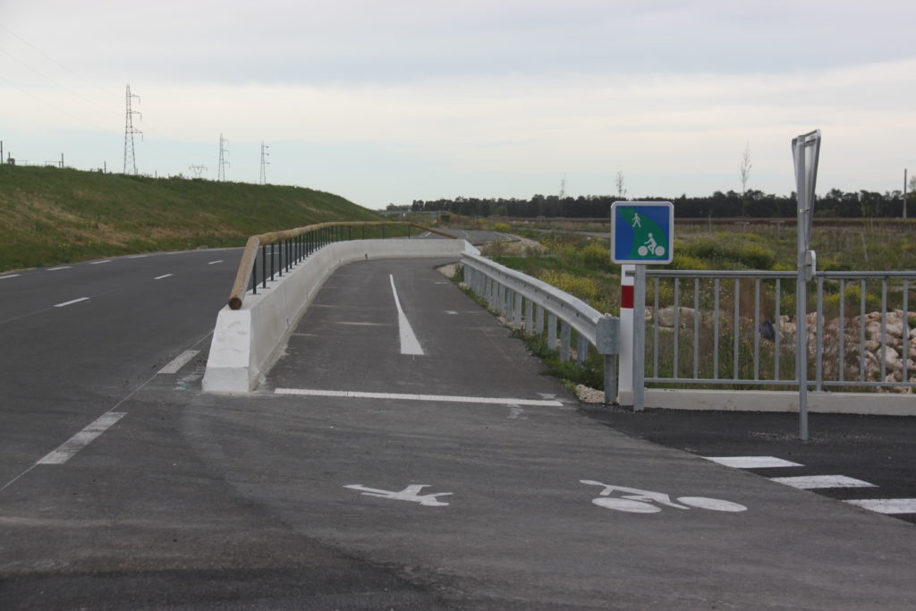 Piste cyclable entre Tarascon et Arles