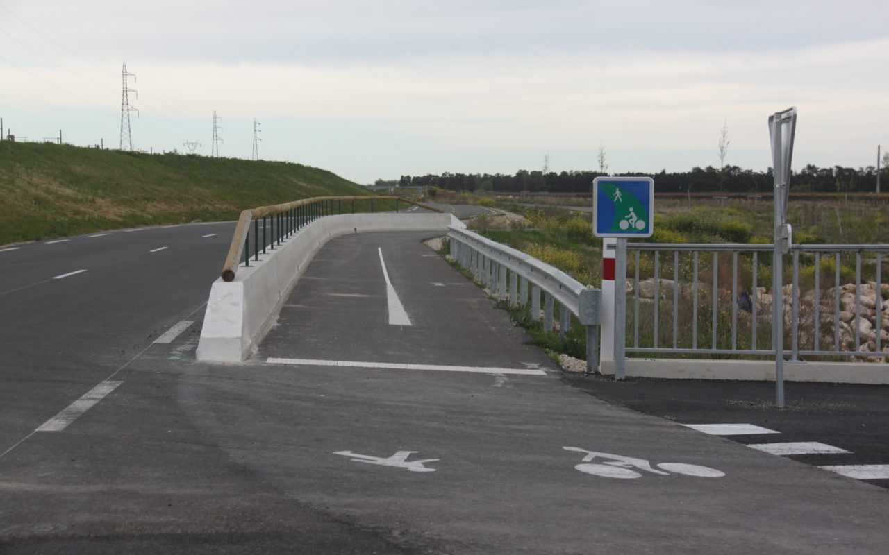 Piste cyclable entre Tarascon et Arles