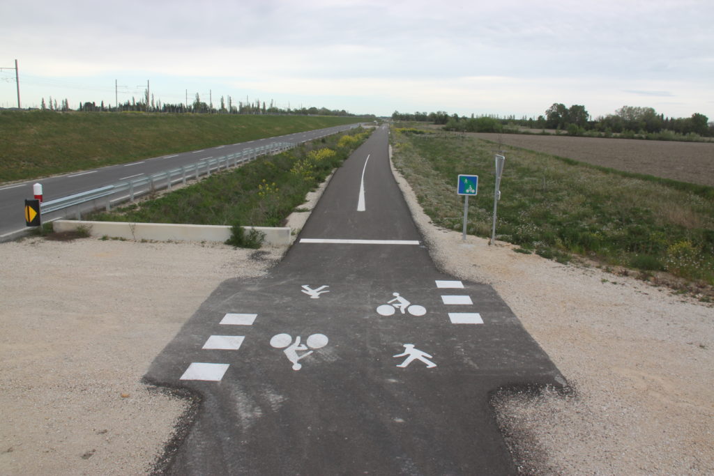 Piste cyclable entre Tarascon et Arles