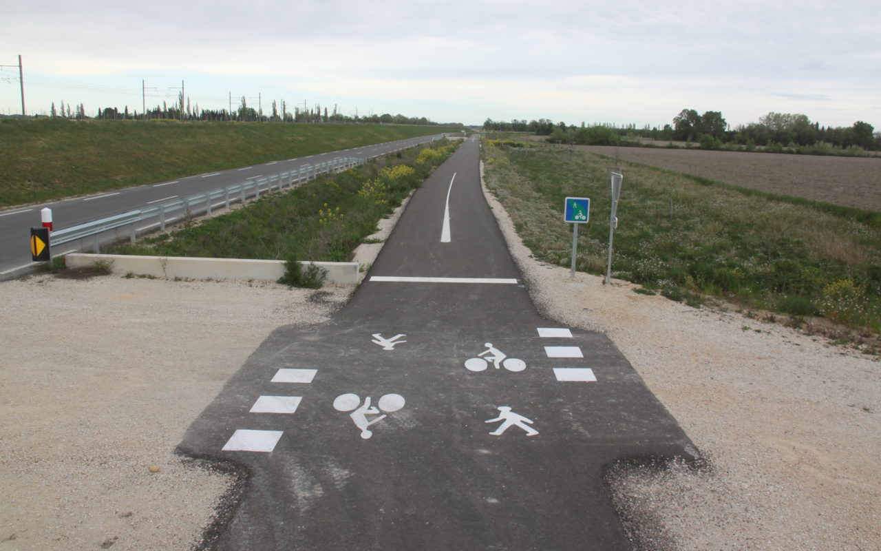 Piste cyclable entre Tarascon et Arles