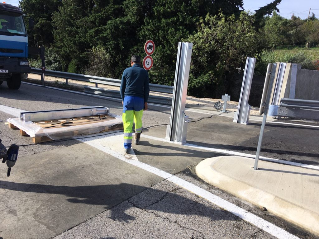 Montage des batardeaux digue des Marguilliers à Beaucaire