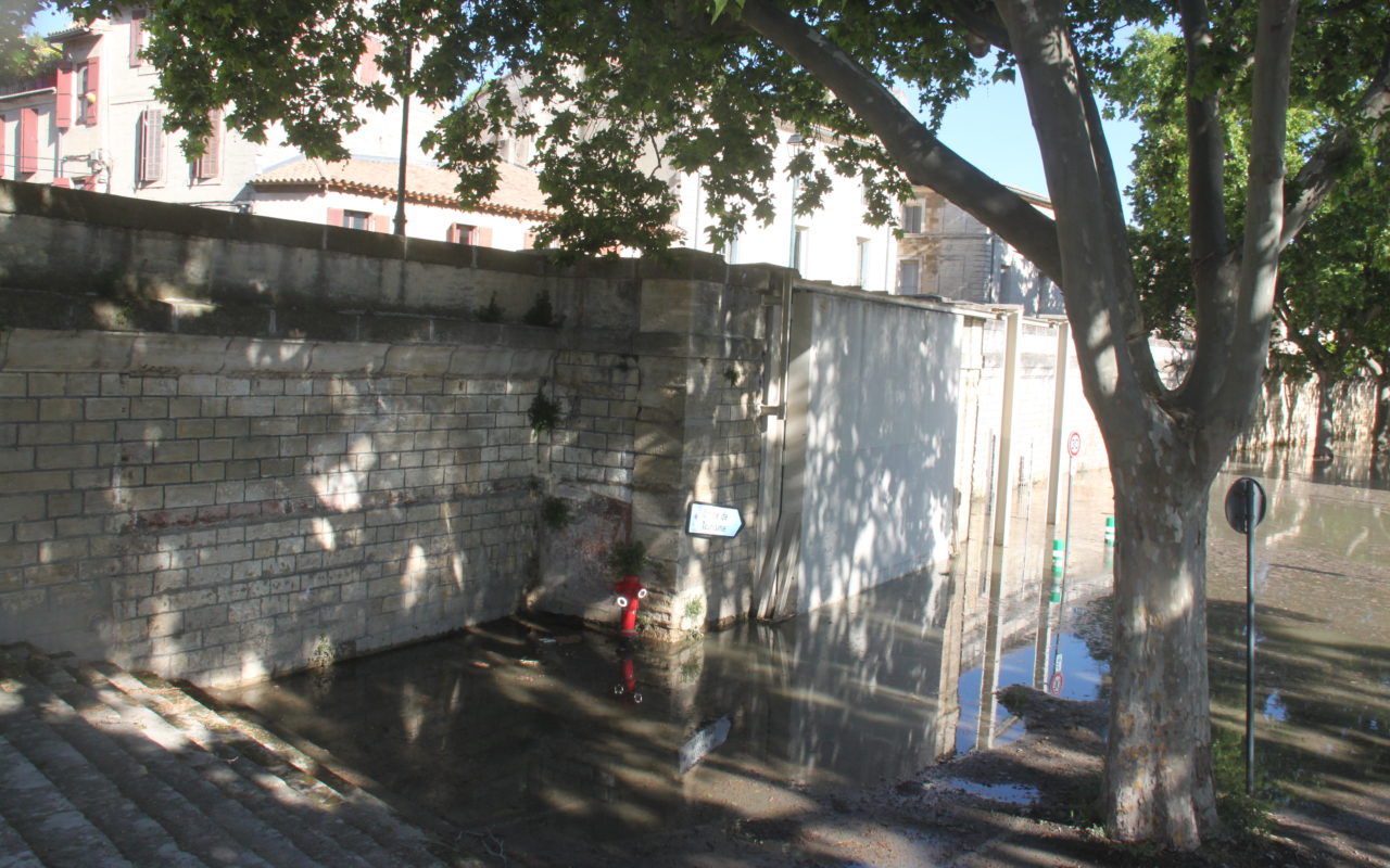 Porte de la digue de la Banquette à Beaucaire