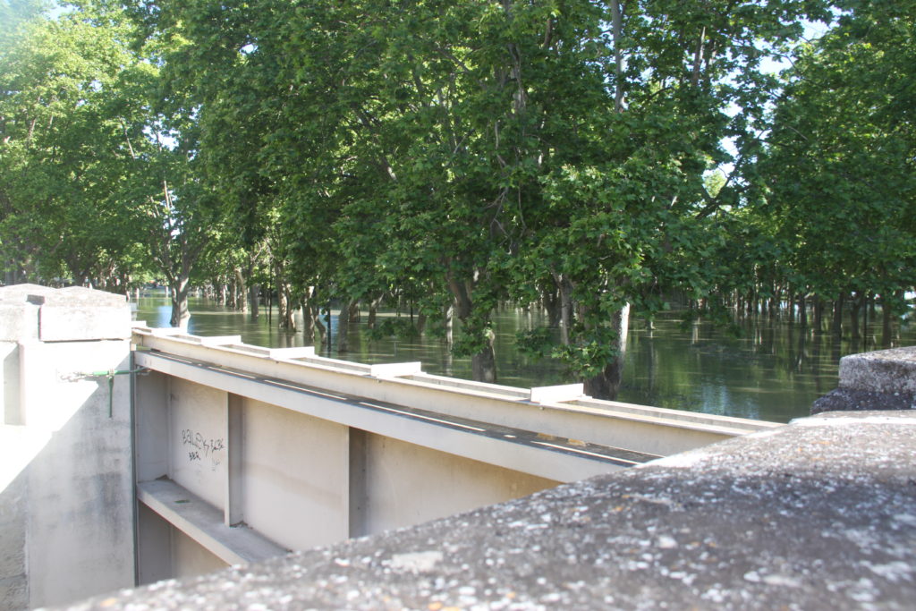 Vue de l'inondation depuis le haut de la porte de la digue de la Banquette à Beaucaire