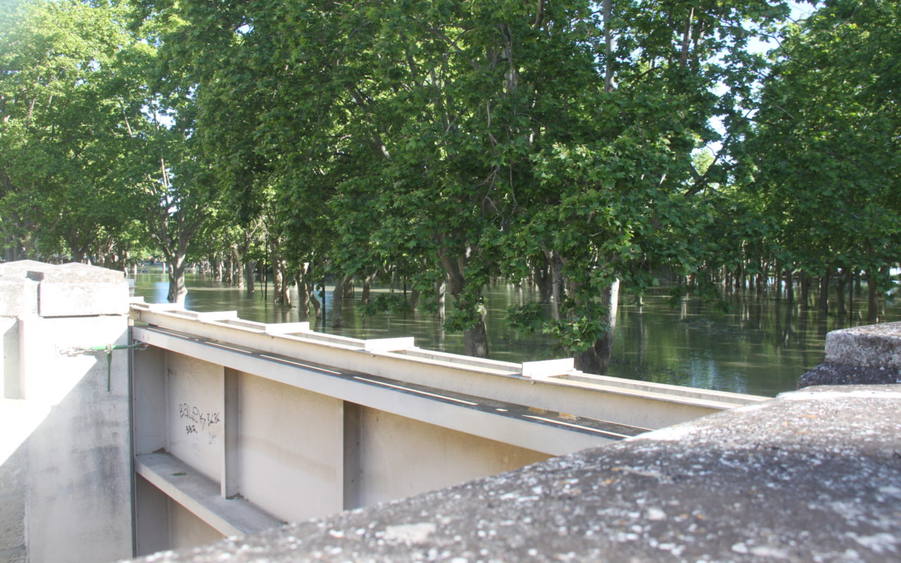 Vue de l'inondation depuis le haut de la porte de la digue de la Banquette à Beaucaire