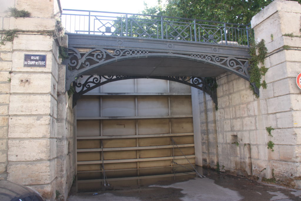 Porte de la digue de la Banquette fermée