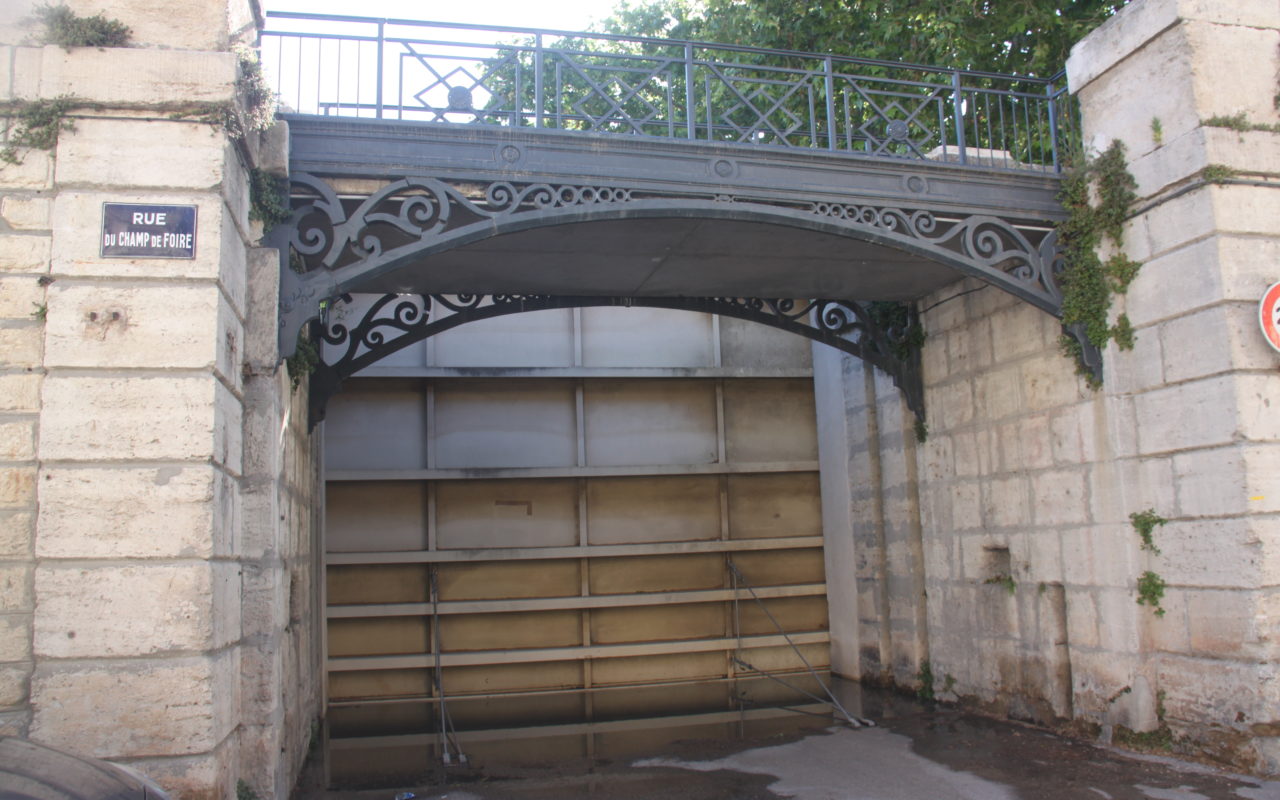 Porte de la digue de la Banquette fermée