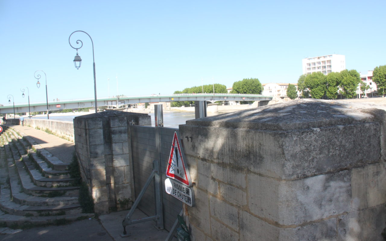 Batardeaux fermés sur les quais d'Arles