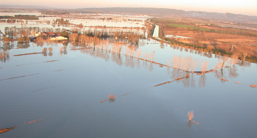 Crue de 2003 avec le canal du Vigueirat en superstructure empêchant les eaux de s'écouler