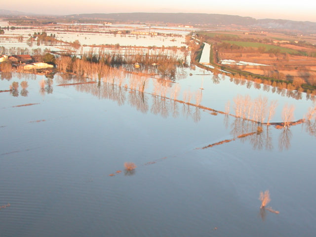 Crue de 2003 avec le canal du Vigueirat en superstructure empêchant les eaux de s'écouler