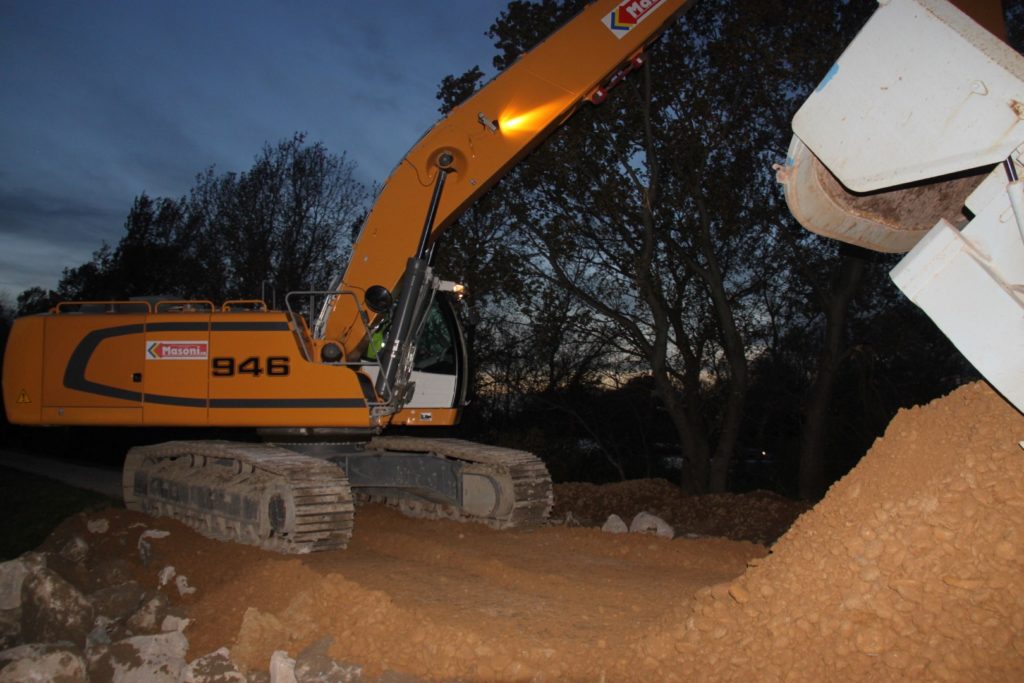 Travaux d'urgence de nuit lors de la brèche de Ventabren en 2016