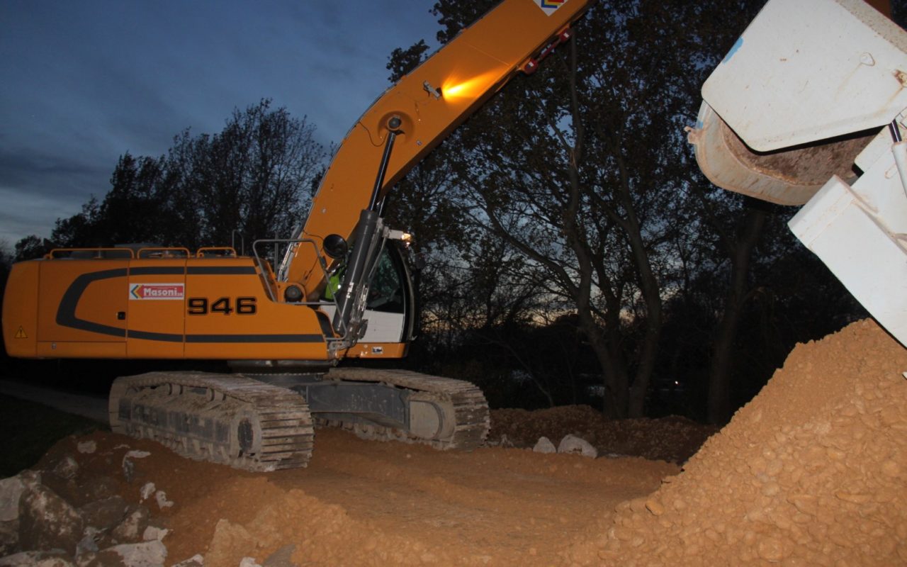 Travaux d'urgence de nuit lors de la brèche de Ventabren en 2016