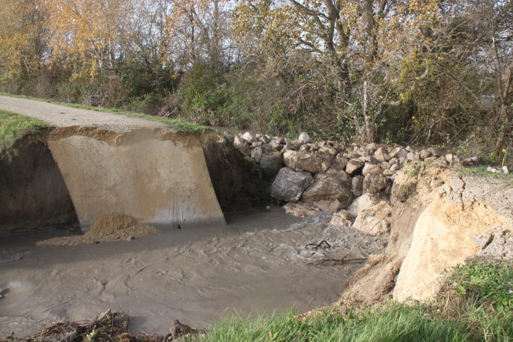 Travaux d'urgence lors de la brèche de Ventabren en 2016