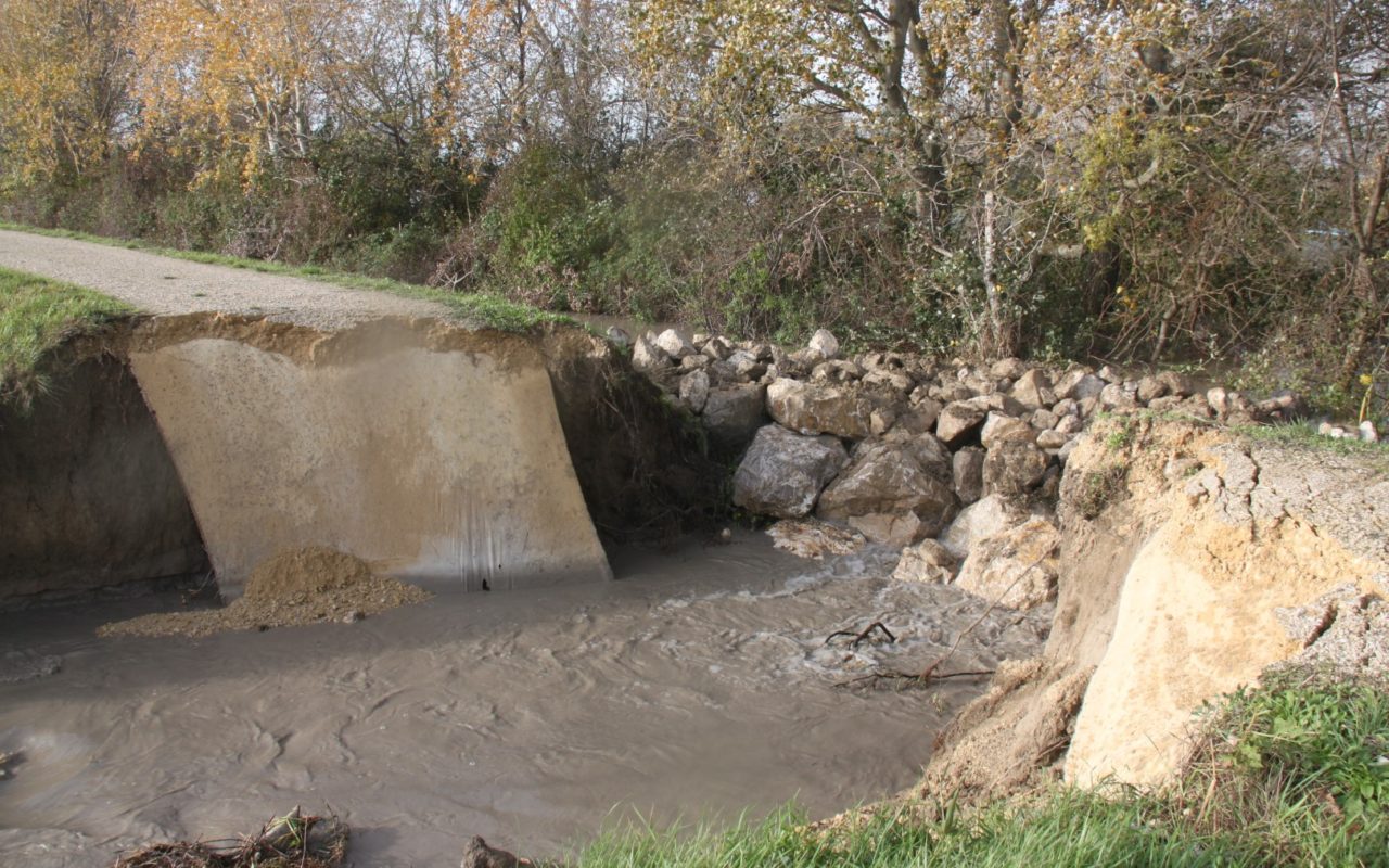 Travaux d'urgence lors de la brèche de Ventabren en 2016