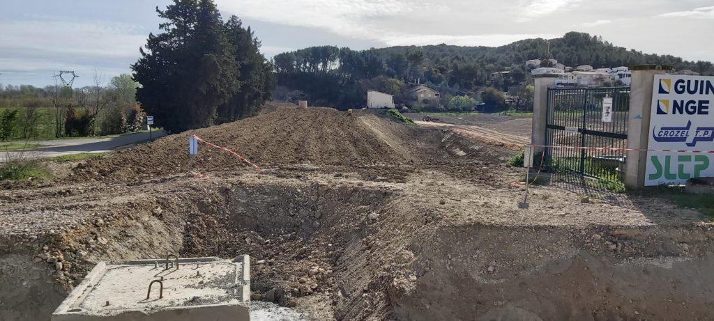 Reprise des travaux de rehaussement de la digue des Marguilliers à Beaucaire