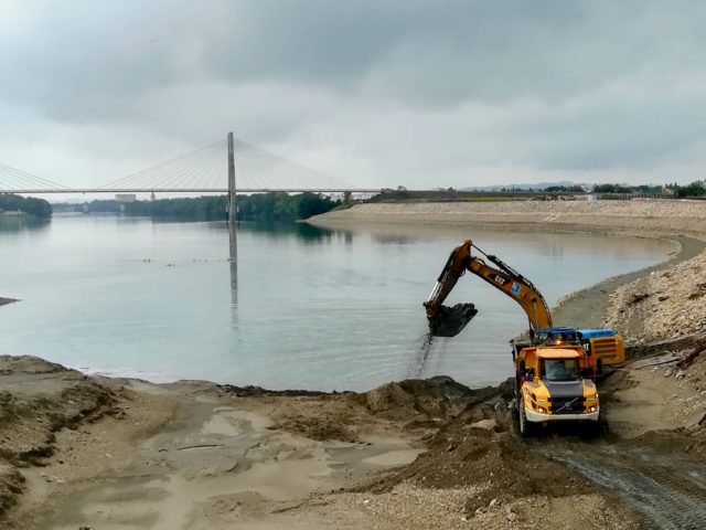 Reprise du chantier de la digue Tarascon-Arles - Suppression de l'atterrissement