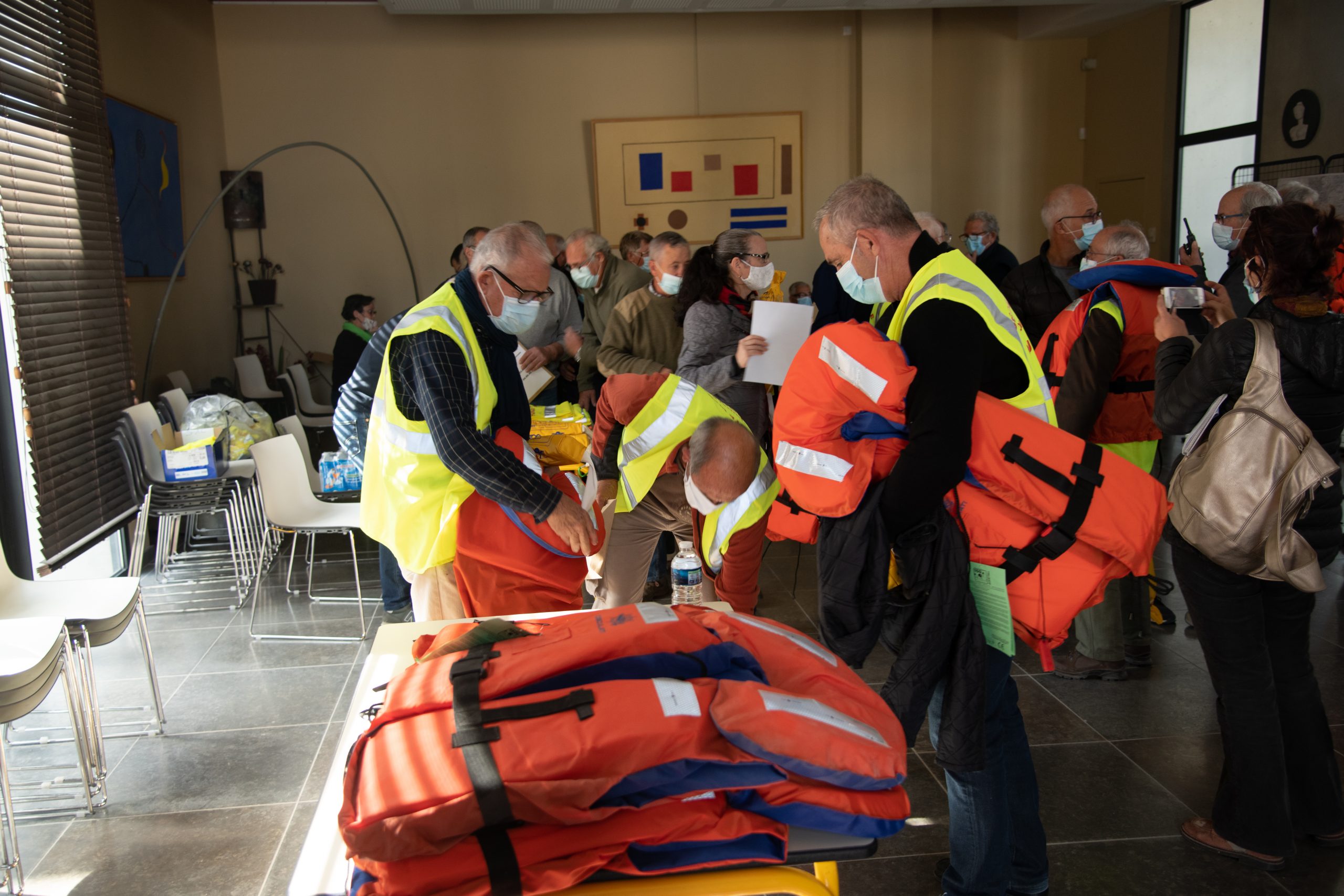 Exercice de simulation de crue - Distribution des gilets aux équipes communales de surveillance