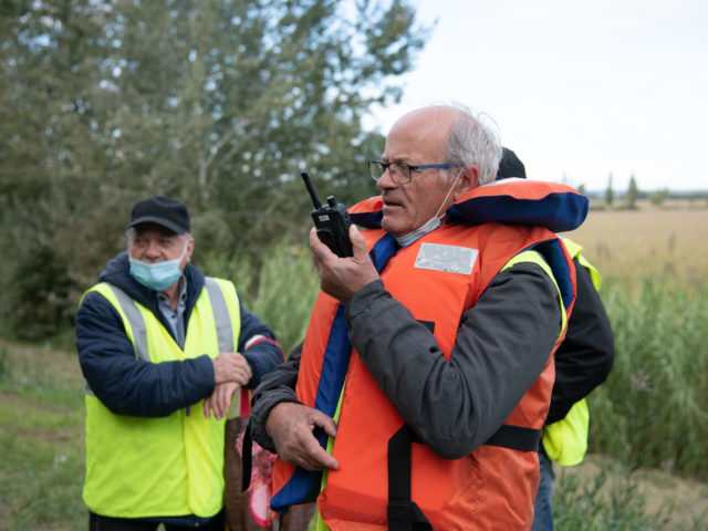 Exercice de simulation de crue - l'équipe de surveillance sur le terrain communique avec le poste de commandement du SYMADREM