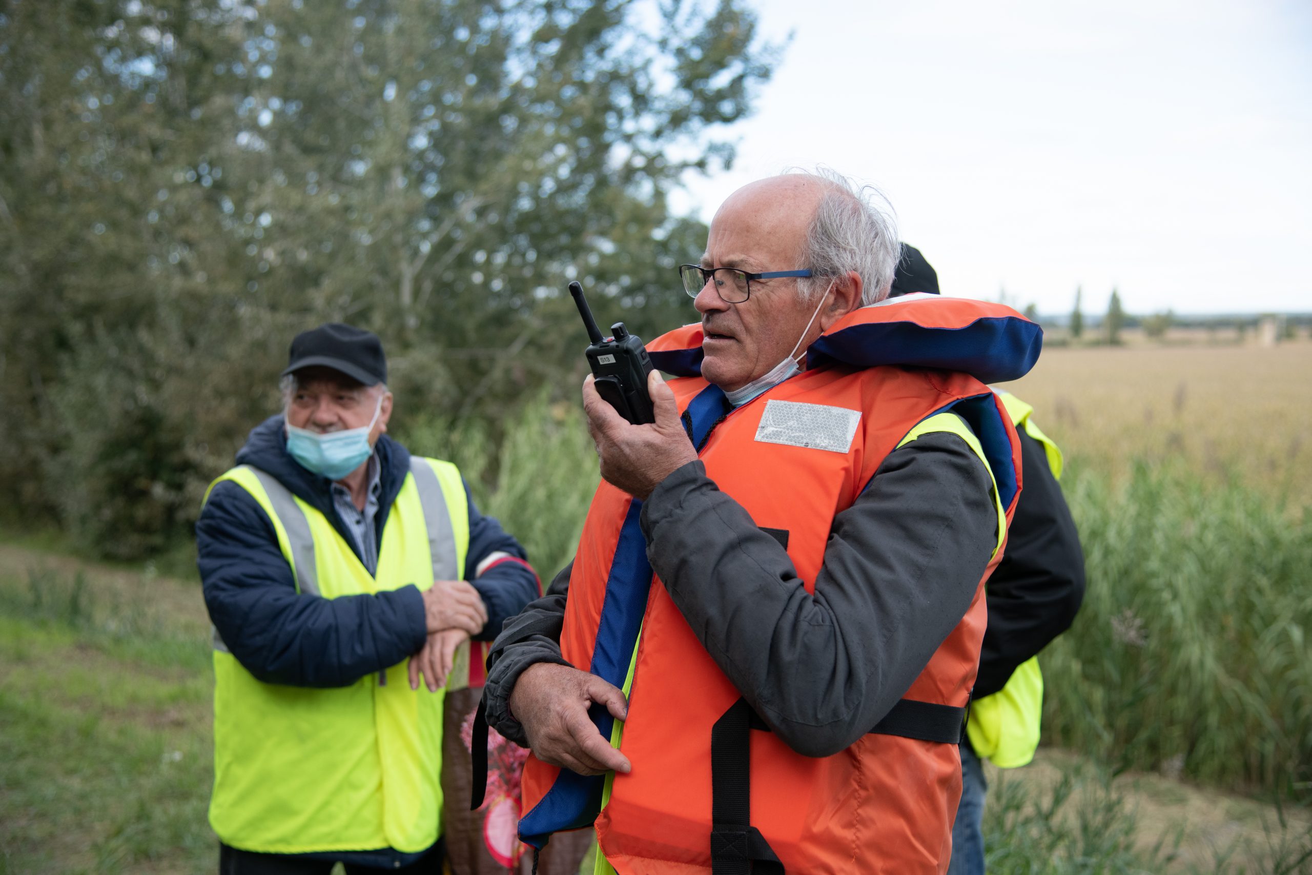 Exercice de simulation de crue - l'équipe de surveillance sur le terrain communique avec le poste de commandement du SYMADREM