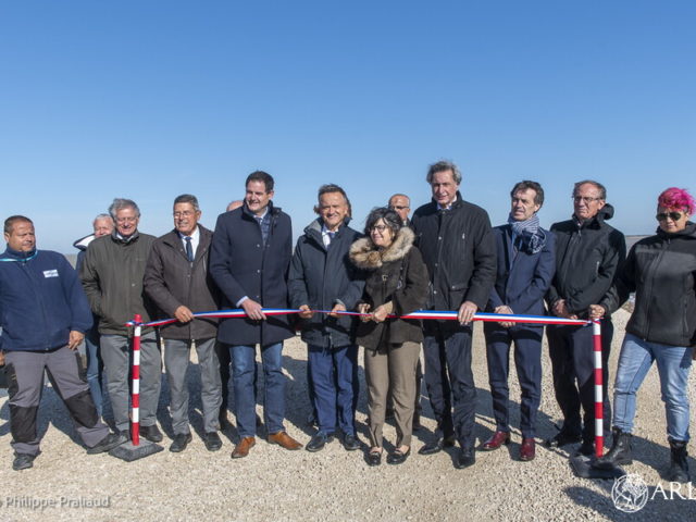 Coupe du ruban lors de l'inauguration de la plateforme de recherche digue 2020