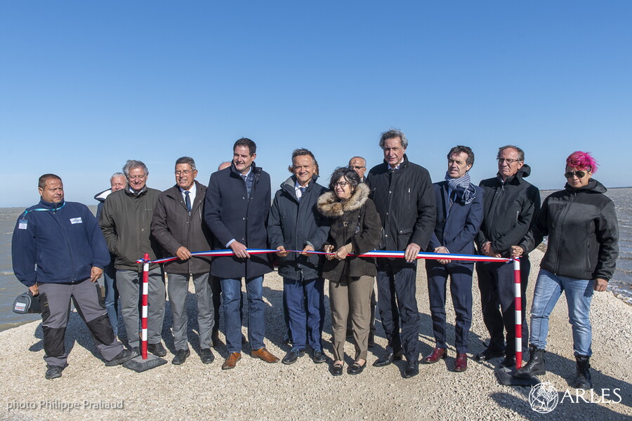 Coupe du ruban lors de l'inauguration de la plateforme de recherche digue 2020