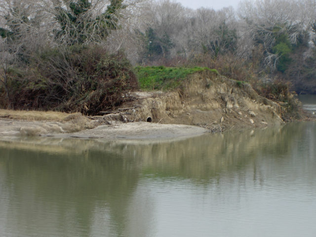 Brèche dans la digue 2003